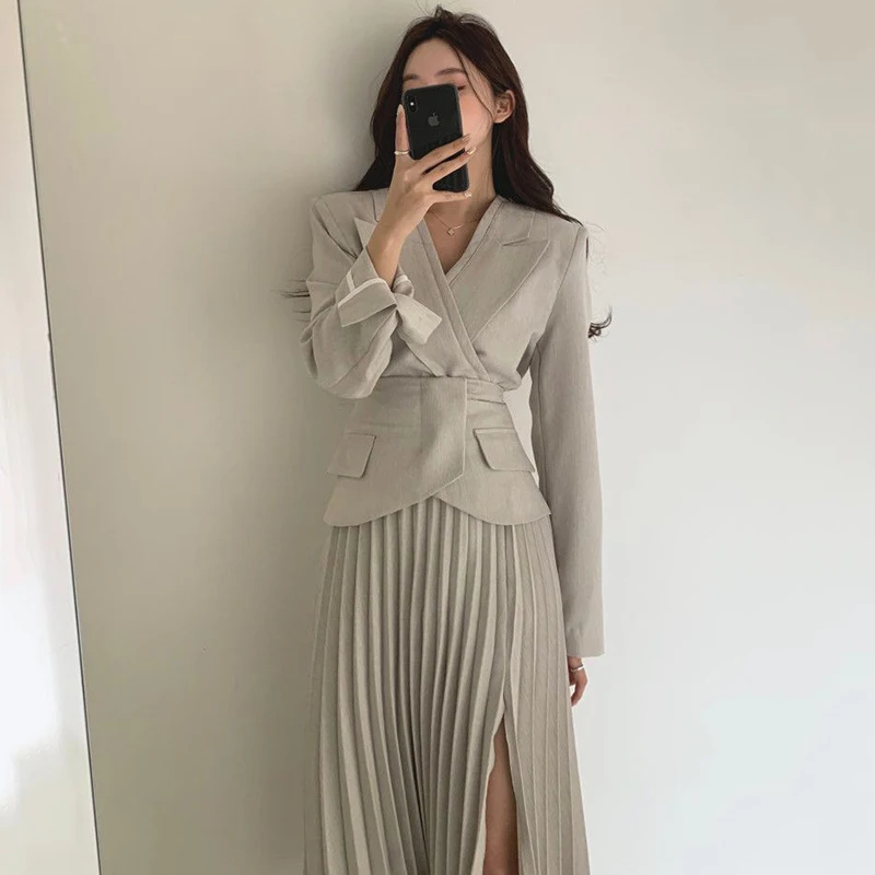 Sieviešu apģērbu 2020. gadam samazināsies korejiešu stila drēbes, elegants ar garām piedurknēm top žakete un augsts viduklis kroku ilgi svārki divas gabals, kas